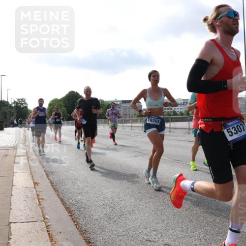 29.06.2025 - hella hamburg halbmarathon Lena Gebhardt http://msf.ph/oto/8326992 29.06.2025 09:48:41 Lombardsbrücke 3940, 16201, 5307, 212, 1042, 1290, 1505, 1710, 2262, 2399, 2767, 3480, 3547, 4062, 4359, 4381, 4860, 5003, 5124, 5307, 5554, 5709, 6829, 6993, 7152, 7154, 7482, 7884, 8002, 8121, 8571, 8933, 9403, 9643, 10190, 10404, 10738, 10793, 10852, 11177, 11929, 12044, 12051, 12488, 12514, 12916, 13137, 13372, 13483, 13595, 13940, 13975, 14875, 15931, 15959, 16119 meine-sportfotos.de