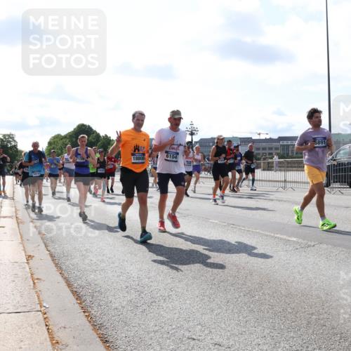 29.06.2025 - hella hamburg halbmarathon Lena Gebhardt http://msf.ph/oto/8327014 29.06.2025 10:00:17 Lombardsbrücke 5891, 7159, 18808, 6104, 19153, 1006, 1019, 1125, 1180, 1239, 1264, 1526, 1544, 1568, 1681, 1834, 1914, 2027, 2086, 2099, 2159, 2346, 2348, 2364, 2426, 2447, 2582, 2584, 2606, 2652, 2676, 2677, 2730, 2910, 2982, 3042, 3177, 3181, 3319, 3400, 3794, 3836, 3861, 3898, 4013, 4231, 4419, 4579, 4594, 4632, 4767, 4772, 4796, 4813, 4940, 4945, 5015, 5134, 5272, 5341, 5643, 5728, 6082, 6084, 6104, 6174, 6201, 6202, 6220, 6260, 6462, 6470, 6581, 6587 meine-sportfotos.de