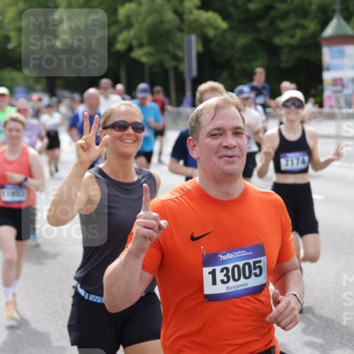 29.06.2025 - hella hamburg halbmarathon Jannik Wohlers http://msf.ph/oto/8327023 29.06.2025 10:39:52 Lombardsbrücke 1018, 1037, 1291, 1691, 2019, 2109, 2254, 2515, 2572, 2866, 3237, 3295, 3515, 3607, 3808, 3810, 4173, 4271, 4471, 4756, 5113, 5263, 5351, 5352, 5975, 6076, 6097, 6363, 6463, 6548, 6673, 6750, 6866, 6876, 6890, 6920, 7108, 7174, 7675, 7850, 8307, 8815, 9187, 10474, 10806, 10818, 10953, 11176, 11188, 11653, 11717, 11970, 11973, 12364, 12444, 12501, 12760, 13005, 13030, 13069, 13290, 13410, 13466, 13577, 13651, 14851, 15549, 15927, 16681, 17318, 18101, 18110, 18213 meine-sportfotos.de