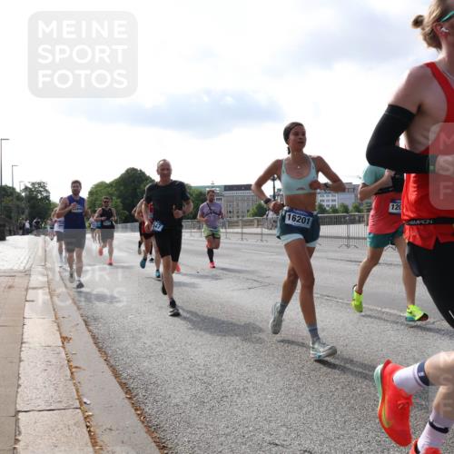 29.06.2025 - hella hamburg halbmarathon Lena Gebhardt http://msf.ph/oto/8327033 29.06.2025 09:48:42 Lombardsbrücke 16201, 120, 5307, 1042, 1290, 1505, 1571, 1710, 2262, 2399, 2767, 3480, 3547, 4062, 4359, 4381, 4860, 5003, 5124, 5307, 5554, 5709, 6993, 7152, 7154, 7310, 7482, 7884, 8002, 8121, 8571, 8933, 9403, 9643, 10190, 10404, 10738, 10793, 10852, 11106, 11177, 11929, 12044, 12051, 12488, 12514, 12916, 13137, 13372, 13483, 13940, 13975, 14875, 15931, 15959, 16119 meine-sportfotos.de