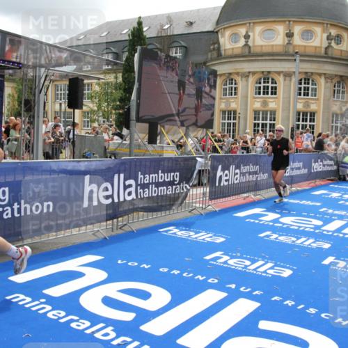 29.06.2025 - hella hamburg halbmarathon Michael Strokosch http://msf.ph/oto/8327059 29.06.2025 10:49:01 Ziel 1381, 1452, 2260, 3213, 3985, 7067, 7297, 8821, 8889, 9661, 9695, 12534, 13009, 13183, 13688, 13976, 18873 meine-sportfotos.de