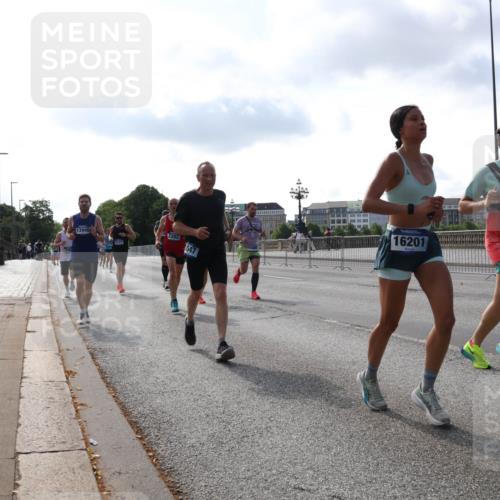 29.06.2025 - hella hamburg halbmarathon Lena Gebhardt http://msf.ph/oto/8327067 29.06.2025 09:48:42 Lombardsbrücke 13940, 547, 16201, 1204, 1042, 1290, 1505, 1571, 1710, 2262, 2399, 2767, 3480, 3547, 4062, 4359, 4381, 4860, 5003, 5124, 5307, 5554, 5709, 6993, 7152, 7154, 7310, 7482, 7884, 8002, 8121, 8571, 8933, 9403, 9643, 10190, 10404, 10738, 10793, 10852, 11106, 11177, 11929, 12044, 12051, 12488, 12514, 12916, 13137, 13372, 13483, 13940, 13975, 14875, 15931, 15959, 16119 meine-sportfotos.de
