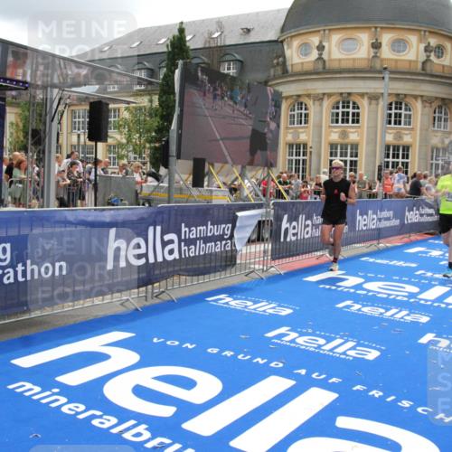 29.06.2025 - hella hamburg halbmarathon Michael Strokosch http://msf.ph/oto/8327075 29.06.2025 10:49:01 Ziel 1381, 1452, 2260, 3213, 3985, 7067, 7297, 8821, 8889, 9661, 9695, 12534, 13009, 13183, 13688, 13976, 18873 meine-sportfotos.de