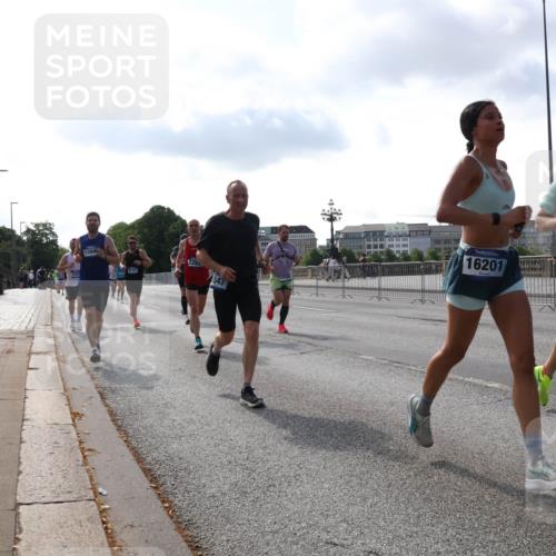 29.06.2025 - hella hamburg halbmarathon Lena Gebhardt http://msf.ph/oto/8327108 29.06.2025 09:48:42 Lombardsbrücke 438, 13946, 8121, 2262, 16201, 1204, 1042, 1290, 1505, 1571, 1710, 2262, 2399, 2767, 3480, 3547, 4062, 4359, 4381, 4860, 5003, 5124, 5307, 5554, 5709, 6993, 7152, 7154, 7310, 7482, 7884, 8002, 8121, 8571, 8933, 9403, 9643, 10190, 10404, 10738, 10793, 10852, 11106, 11177, 11929, 12044, 12051, 12488, 12514, 12916, 13137, 13372, 13483, 13940, 13975, 14875, 15931, 15959, 16119 meine-sportfotos.de