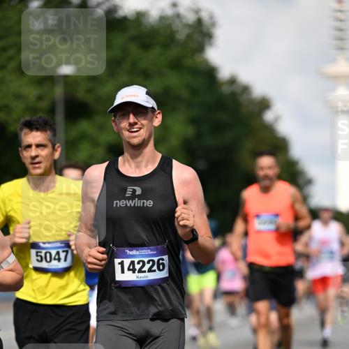 29.06.2025 - hella hamburg halbmarathon Dr. Thomas Lammeyer http://msf.ph/oto/8327131 29.06.2025 09:55:43 Kennedybrücke 1057, 1312, 1353, 1569, 1763, 2880, 3437, 3618, 3697, 4565, 4871, 5014, 5047, 5129, 5231, 5336, 5690, 5987, 6700, 6711, 6770, 7185, 7710, 8074, 8564, 9358, 9444, 9547, 9659, 10493, 10691, 10978, 11021, 11062 meine-sportfotos.de