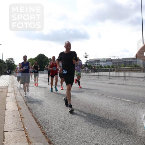 29.06.2025 - hella hamburg halbmarathon Lena Gebhardt http://msf.ph/oto/8327162 29.06.2025 09:48:42 Lombardsbrücke 4381, 13940, 8121, 47, 16201, 1042, 1290, 1505, 1571, 1710, 2262, 2399, 2767, 3480, 3547, 4062, 4359, 4381, 4860, 5003, 5124, 5307, 5554, 5709, 6993, 7152, 7154, 7310, 7482, 7884, 8002, 8121, 8571, 8933, 9403, 9643, 10190, 10404, 10738, 10793, 10852, 11106, 11177, 11929, 12044, 12051, 12488, 12514, 12916, 13137, 13372, 13483, 13940, 13975, 14875, 15931, 15959, 16119 meine-sportfotos.de