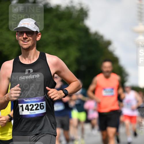 29.06.2025 - hella hamburg halbmarathon Dr. Thomas Lammeyer http://msf.ph/oto/8327211 29.06.2025 09:55:43 Kennedybrücke 1057, 1312, 1353, 1569, 1763, 2880, 3437, 3618, 3697, 4565, 4871, 5014, 5047, 5129, 5231, 5336, 5690, 5987, 6700, 6711, 6770, 7185, 7710, 8074, 8564, 9358, 9444, 9547, 9659, 10493, 10691, 10978, 11021, 11062 meine-sportfotos.de