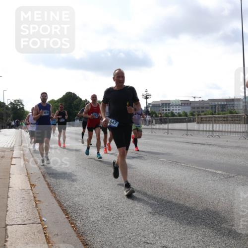 29.06.2025 - hella hamburg halbmarathon Lena Gebhardt http://msf.ph/oto/8327238 29.06.2025 09:48:42 Lombardsbrücke 4381, 3940, 8121, 547, 16207, 1042, 1290, 1505, 1571, 1710, 2262, 2399, 2767, 3480, 3547, 4062, 4359, 4381, 4860, 5003, 5124, 5307, 5554, 5709, 6993, 7152, 7154, 7310, 7482, 7884, 8002, 8121, 8571, 8933, 9403, 9643, 10190, 10404, 10738, 10793, 10852, 11106, 11177, 11929, 12044, 12051, 12488, 12514, 12916, 13137, 13372, 13483, 13940, 13975, 14875, 15931, 15959, 16119 meine-sportfotos.de