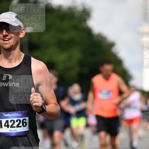 29.06.2025 - hella hamburg halbmarathon Dr. Thomas Lammeyer http://msf.ph/oto/8327253 29.06.2025 09:55:43 Kennedybrücke 1057, 1312, 1353, 1569, 1763, 2880, 3437, 3618, 3697, 4565, 4871, 5014, 5047, 5129, 5231, 5336, 5690, 5987, 6700, 6711, 6770, 7185, 7710, 8074, 8564, 9358, 9444, 9547, 9659, 10493, 10691, 10978, 11021, 11062 meine-sportfotos.de