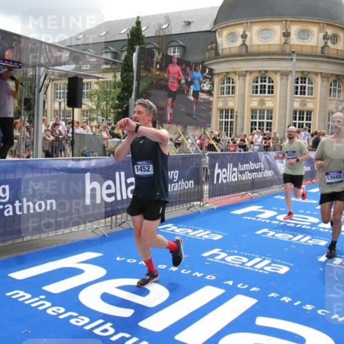 29.06.2025 - hella hamburg halbmarathon Michael Strokosch http://msf.ph/oto/8327271 29.06.2025 10:49:05 Ziel 1381, 1452, 2260, 3213, 3985, 4847, 4890, 7297, 8302, 8821, 8889, 9695, 12534, 13183, 13614, 13688, 16627, 17632 meine-sportfotos.de