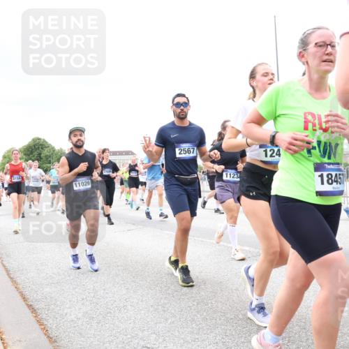 29.06.2025 - hella hamburg halbmarathon Lena Gebhardt http://msf.ph/oto/8327281 29.06.2025 10:57:52 Lombardsbrücke 8159, 11026, 17586, 2567, 1123, 124, 18457, 1123, 1242, 1248, 1265, 1388, 1643, 2015, 2169, 2451, 2567, 2900, 3191, 3385, 3388, 3433, 3644, 3750, 3936, 3954, 4059, 4180, 4197, 4429, 4521, 4830, 5117, 5632, 5676, 5736, 6316, 6337, 6827, 6857, 6916, 7172, 7193, 7556, 7720, 7977, 7990, 8035, 8159, 8386, 8439, 8440, 8442, 8474, 8512, 8540, 8708, 8713, 8773, 8873, 9059, 9180, 9233, 9318, 9319, 9394, 9398, 9436, 9481, 9496, 9613, 9832 meine-sportfotos.de