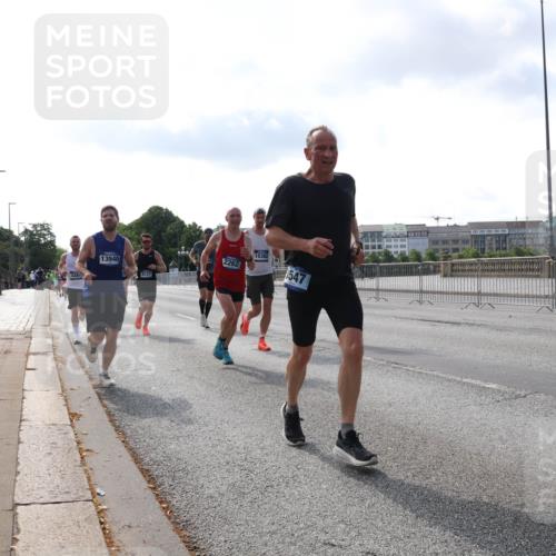 29.06.2025 - hella hamburg halbmarathon Lena Gebhardt http://msf.ph/oto/8327310 29.06.2025 09:48:42 Lombardsbrücke 4381, 13940, 8121, 2262, 15382, 547, 1042, 1290, 1505, 1571, 1710, 2262, 2399, 2767, 3480, 3547, 4062, 4359, 4381, 4860, 5003, 5124, 5307, 5554, 5709, 6993, 7152, 7154, 7310, 7482, 7884, 8002, 8121, 8571, 8933, 9403, 9643, 10190, 10404, 10738, 10793, 10852, 11106, 11177, 11929, 12044, 12051, 12488, 12514, 12916, 13137, 13372, 13483, 13940, 13975, 14875, 15931, 15959, 16119 meine-sportfotos.de