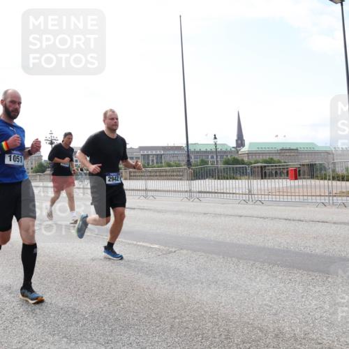 29.06.2025 - hella hamburg halbmarathon Lena Gebhardt http://msf.ph/oto/8327312 29.06.2025 10:12:58 Lombardsbrücke 1051, 1933, 1939, 2942, 1020, 1051, 1249, 1610, 1785, 1851, 1939, 2531, 2891, 2942, 2963, 2964, 3182, 3248, 4532, 4554, 5150, 5166, 6207, 6489, 7014, 7873, 7907, 8398, 8405, 8913, 8917, 8971, 9141, 10067, 10402, 10581, 11025, 11720, 12456, 13566, 13816, 14404, 14540, 14869, 15012, 15369, 15531, 16030, 16255, 16323, 16437, 16473, 16826, 16911, 17061, 17699, 17988, 17994, 18048, 18178, 18320, 18493, 18530, 18732 meine-sportfotos.de