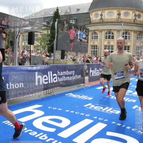 29.06.2025 - hella hamburg halbmarathon Michael Strokosch http://msf.ph/oto/8327331 29.06.2025 10:49:06 Ziel 1381, 1452, 2260, 3985, 4832, 4847, 4890, 7297, 8302, 8821, 8889, 9695, 13183, 13614, 13688, 16627, 17632 meine-sportfotos.de