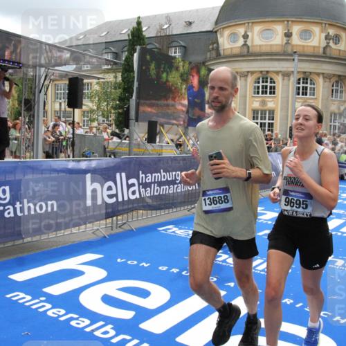 29.06.2025 - hella hamburg halbmarathon Michael Strokosch http://msf.ph/oto/8327359 29.06.2025 10:49:06 Ziel 1381, 1452, 2260, 3985, 4832, 4847, 4890, 7297, 8302, 8821, 8889, 9695, 13183, 13614, 13688, 16627, 17632 meine-sportfotos.de