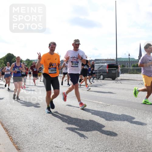 29.06.2025 - hella hamburg halbmarathon Lena Gebhardt http://msf.ph/oto/8327413 29.06.2025 10:00:17 Lombardsbrücke 7155, 19153, 18808, 6104, 1004, 1006, 1019, 1125, 1180, 1239, 1264, 1526, 1544, 1568, 1681, 1834, 1914, 2027, 2086, 2099, 2159, 2346, 2348, 2364, 2426, 2447, 2582, 2584, 2606, 2652, 2676, 2677, 2730, 2910, 2982, 3042, 3177, 3181, 3319, 3400, 3794, 3836, 3861, 3898, 4013, 4231, 4419, 4579, 4594, 4632, 4767, 4772, 4796, 4813, 4940, 4945, 5015, 5134, 5272, 5341, 5643, 5728, 6082, 6084, 6104, 6174, 6201, 6202, 6220, 6260, 6462, 6470, 6581, 6587 meine-sportfotos.de