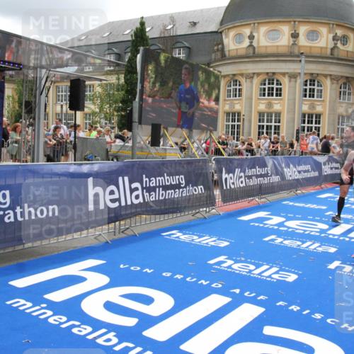 29.06.2025 - hella hamburg halbmarathon Michael Strokosch http://msf.ph/oto/8327435 29.06.2025 10:49:07 Ziel 1381, 1452, 4832, 4847, 4890, 7297, 8302, 8821, 9695, 13614, 13688, 16627, 17173, 17632, 18598 meine-sportfotos.de