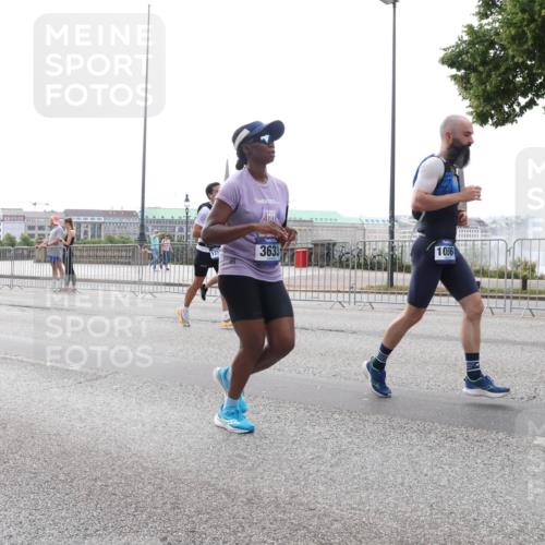 29.06.2025 - hella hamburg halbmarathon Lena Gebhardt http://msf.ph/oto/8327452 29.06.2025 10:37:46 Lombardsbrücke 2824, 3633, 1006, 1276, 1337, 1475, 1578, 1799, 1819, 1985, 2016, 2199, 2486, 2640, 2853, 3230, 3246, 3633, 3880, 4097, 4921, 5139, 5146, 5171, 5186, 5522, 5560, 5790, 5875, 5940, 6243, 6362, 6697, 6821, 6955, 7085, 7124, 7235, 7244, 7321, 7350, 7544, 7629, 7696, 7777, 7823, 8811, 8843, 8985, 9247, 9288, 9524, 9895, 10159, 10506, 10836, 11087, 11543, 12123, 12254, 12472, 12824, 16680, 17798 meine-sportfotos.de