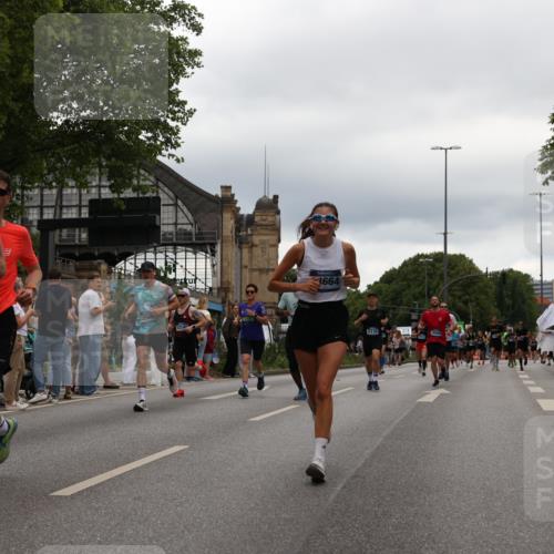29.06.2025 - hella hamburg halbmarathon Yannick Fuchs http://msf.ph/oto/8327508 29.06.2025 10:51:35 20KM 1200, 1239, 1563, 2025, 2236, 2606, 2652, 2759, 2806, 2883, 3093, 3141, 3575, 4261, 4579, 5015, 5134, 5391, 5457, 5458, 6281, 6302, 6531, 6720, 6892, 7159, 7833, 9450, 10383, 10408, 10599, 12144, 12509, 12773, 12774, 13376, 13465, 13664, 14737, 15090, 15189, 15229, 15349, 15664, 16418, 16517, 17455, 17543, 17758, 18508 meine-sportfotos.de