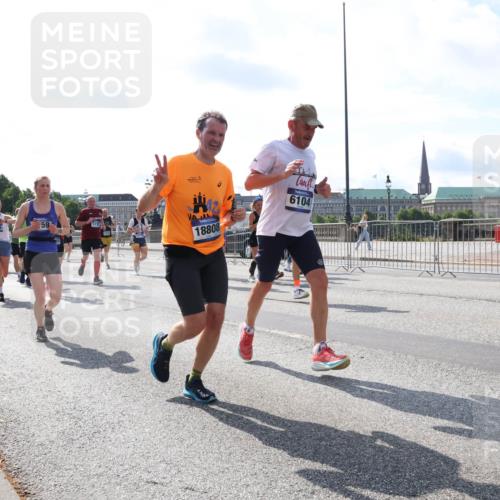 29.06.2025 - hella hamburg halbmarathon Lena Gebhardt http://msf.ph/oto/8327513 29.06.2025 10:00:17 Lombardsbrücke 6260, 59, 5721, 19153, 18808, 6104, 1006, 1019, 1125, 1180, 1239, 1264, 1526, 1544, 1568, 1681, 1834, 1914, 2027, 2086, 2099, 2159, 2346, 2348, 2364, 2426, 2447, 2582, 2584, 2606, 2652, 2676, 2677, 2730, 2910, 2982, 3042, 3177, 3181, 3319, 3400, 3794, 3836, 3861, 3898, 4013, 4231, 4419, 4579, 4594, 4632, 4767, 4772, 4796, 4813, 4940, 4945, 5015, 5134, 5272, 5341, 5643, 5728, 6082, 6084, 6104, 6174, 6201, 6202, 6220, 6260, 6462, 6470, 6581, 6587 meine-sportfotos.de