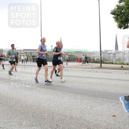 29.06.2025 - hella hamburg halbmarathon Lena Gebhardt http://msf.ph/oto/8327523 29.06.2025 10:47:26 Lombardsbrücke 17, 8915, 9273, 432, 134, 1343, 1045, 1185, 1434, 1463, 1523, 1593, 1607, 1704, 1961, 2148, 2327, 2407, 2537, 2555, 2556, 2665, 2704, 2790, 2882, 2994, 3339, 4037, 4184, 4239, 4325, 4423, 4483, 4806, 4895, 4974, 4975, 5111, 5114, 5621, 5622, 5796, 5895, 6255, 6256, 6485, 6496, 6879, 6995, 7073, 7403, 7430, 7431, 7630, 7631, 7970, 8105, 8131, 8270, 8550, 8684, 8706, 8915, 8953, 8967, 9018, 9687, 10991, 11351, 11458, 11730, 11738, 11802, 12431 meine-sportfotos.de