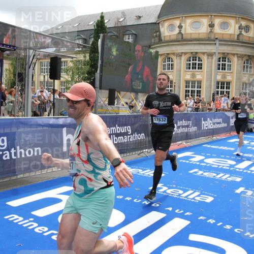 29.06.2025 - hella hamburg halbmarathon Michael Strokosch http://msf.ph/oto/8327543 29.06.2025 10:49:08 Ziel 4832, 4847, 4890, 6389, 7297, 8302, 8821, 9695, 13614, 13688, 16627, 17173, 17632, 18598 meine-sportfotos.de