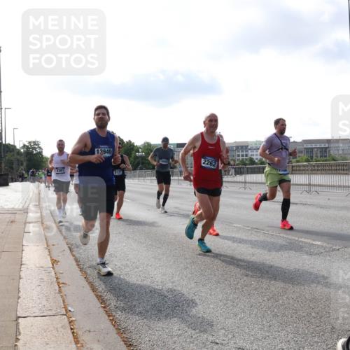 29.06.2025 - hella hamburg halbmarathon Lena Gebhardt http://msf.ph/oto/8327613 29.06.2025 09:48:43 Lombardsbrücke 4381, 13940, 8121, 10980, 2262, 3547, 1042, 1290, 1505, 1571, 1710, 2262, 2399, 2767, 3480, 3547, 4062, 4359, 4381, 5003, 5124, 5307, 5554, 5709, 6993, 7152, 7154, 7310, 7482, 7884, 8002, 8121, 8571, 8933, 9403, 9643, 10190, 10404, 10738, 10793, 10852, 11106, 11177, 11423, 11929, 12044, 12051, 12488, 12916, 13137, 13372, 13483, 13940, 13975, 14875, 15931, 15959, 16119 meine-sportfotos.de