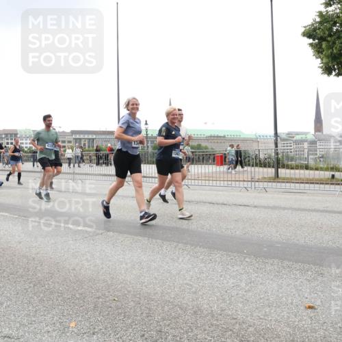 29.06.2025 - hella hamburg halbmarathon Lena Gebhardt http://msf.ph/oto/8327619 29.06.2025 10:47:26 Lombardsbrücke 8915, 4325, 134, 1343, 1045, 1185, 1434, 1463, 1523, 1593, 1607, 1704, 1961, 2148, 2327, 2407, 2537, 2555, 2556, 2665, 2704, 2790, 2882, 2994, 3339, 4037, 4184, 4239, 4325, 4423, 4483, 4806, 4895, 4974, 4975, 5111, 5114, 5621, 5622, 5796, 5895, 6255, 6256, 6485, 6496, 6879, 6995, 7073, 7403, 7430, 7431, 7630, 7631, 7970, 8105, 8131, 8270, 8550, 8684, 8706, 8915, 8953, 8967, 9018, 9687, 10991, 11351, 11458, 11730, 11738, 11802, 12431 meine-sportfotos.de