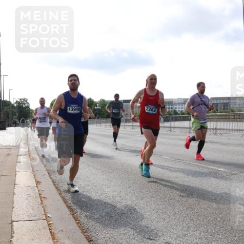 29.06.2025 - hella hamburg halbmarathon Lena Gebhardt http://msf.ph/oto/8327668 29.06.2025 09:48:43 Lombardsbrücke 4381, 13940, 2262, 1042, 1290, 1505, 1571, 1710, 2262, 2399, 2767, 3480, 3547, 4062, 4359, 4381, 5003, 5124, 5307, 5554, 5709, 6993, 7152, 7154, 7310, 7482, 7884, 8002, 8121, 8571, 8933, 9403, 9643, 10190, 10404, 10738, 10793, 10852, 11106, 11177, 11423, 11929, 12044, 12051, 12488, 12916, 13137, 13372, 13483, 13940, 13975, 14875, 15931, 15959, 16119 meine-sportfotos.de