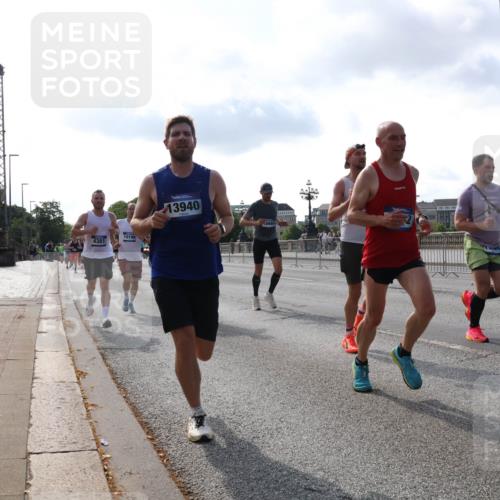 29.06.2025 - hella hamburg halbmarathon Lena Gebhardt http://msf.ph/oto/8327739 29.06.2025 09:48:44 Lombardsbrücke 4381, 10190, 13940, 10980, 1042, 1290, 1505, 1571, 1710, 2262, 2399, 2767, 3480, 3547, 4062, 4359, 4381, 5003, 5124, 5307, 5554, 5709, 6993, 7152, 7154, 7310, 7482, 7884, 8002, 8121, 8571, 8933, 9403, 9643, 10190, 10404, 10451, 10738, 10793, 10852, 11106, 11177, 11423, 11929, 12044, 12051, 12488, 12916, 13137, 13372, 13483, 13940, 13975, 14875, 15931, 15959 meine-sportfotos.de