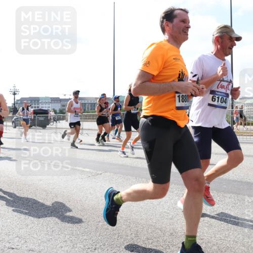 29.06.2025 - hella hamburg halbmarathon Lena Gebhardt http://msf.ph/oto/8327845 29.06.2025 10:00:18 Lombardsbrücke 6260, 1180, 159, 1880, 6104, 1006, 1019, 1125, 1180, 1239, 1264, 1526, 1544, 1568, 1681, 1834, 1914, 2027, 2086, 2099, 2159, 2236, 2346, 2348, 2364, 2426, 2447, 2582, 2584, 2606, 2652, 2676, 2677, 2730, 2910, 2982, 3042, 3177, 3181, 3319, 3400, 3794, 3836, 3861, 3898, 4013, 4231, 4419, 4579, 4594, 4632, 4767, 4772, 4796, 4813, 4940, 4945, 5015, 5134, 5272, 5341, 5643, 5728, 6082, 6084, 6104, 6174, 6201, 6202, 6220, 6260, 6462, 6470, 6581, 6587 meine-sportfotos.de