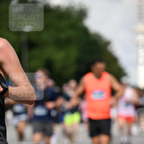 29.06.2025 - hella hamburg halbmarathon Dr. Thomas Lammeyer http://msf.ph/oto/8327899 29.06.2025 09:55:43 Kennedybrücke 1057, 1312, 1353, 1569, 1763, 2880, 3437, 3618, 3697, 4565, 4871, 5014, 5047, 5129, 5231, 5336, 5690, 5987, 6700, 6711, 6770, 7185, 7710, 8074, 8564, 9358, 9444, 9547, 9659, 10493, 10691, 10978, 11021, 11062 meine-sportfotos.de