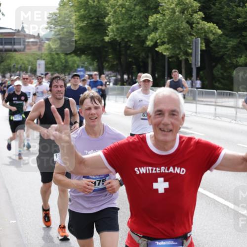 29.06.2025 - hella hamburg halbmarathon Jannik Wohlers http://msf.ph/oto/8327934 29.06.2025 10:39:59 Lombardsbrücke 1018, 1037, 2109, 2515, 2572, 2762, 2763, 3237, 3293, 3295, 3515, 3607, 3808, 3810, 4271, 4756, 5059, 5113, 5351, 5352, 5702, 5975, 6076, 6229, 6278, 6363, 6463, 6673, 6866, 6876, 6920, 7108, 7174, 7675, 7850, 8307, 8391, 9000, 9468, 10474, 10953, 11176, 11653, 11717, 11970, 11973, 12364, 12444, 12501, 12760, 12981, 13005, 13030, 13069, 13290, 13410, 13466, 13651, 14341, 14851, 15549, 15927, 15933, 16681, 16955, 17318, 18101, 18110, 18213, 18353, 18490, 18771, 18946 meine-sportfotos.de