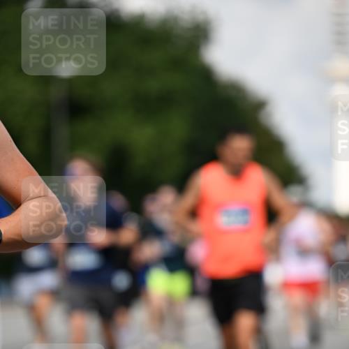 29.06.2025 - hella hamburg halbmarathon Dr. Thomas Lammeyer http://msf.ph/oto/8327936 29.06.2025 09:55:44 Kennedybrücke 1057, 1312, 1353, 1569, 1763, 3437, 3618, 3697, 4565, 4871, 5047, 5231, 5336, 5690, 5987, 6373, 6700, 6711, 7185, 7710, 8564, 9358, 9444, 9547, 9659, 10493, 10691, 10978, 11021, 11062 meine-sportfotos.de