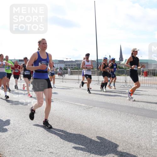 29.06.2025 - hella hamburg halbmarathon Lena Gebhardt http://msf.ph/oto/8327969 29.06.2025 10:00:18 Lombardsbrücke 260, 1180, 9260, 8531, 10582, 19153, 79, 1006, 1019, 1125, 1180, 1239, 1264, 1526, 1544, 1568, 1681, 1834, 1914, 2027, 2086, 2099, 2159, 2236, 2346, 2348, 2364, 2426, 2447, 2582, 2584, 2606, 2652, 2676, 2677, 2730, 2910, 2982, 3042, 3177, 3181, 3319, 3400, 3794, 3836, 3861, 3898, 4013, 4231, 4419, 4579, 4594, 4632, 4767, 4772, 4796, 4813, 4940, 4945, 5015, 5134, 5272, 5341, 5643, 5728, 6082, 6084, 6104, 6174, 6201, 6202, 6220, 6260, 6462, 6470, 6581, 6587 meine-sportfotos.de