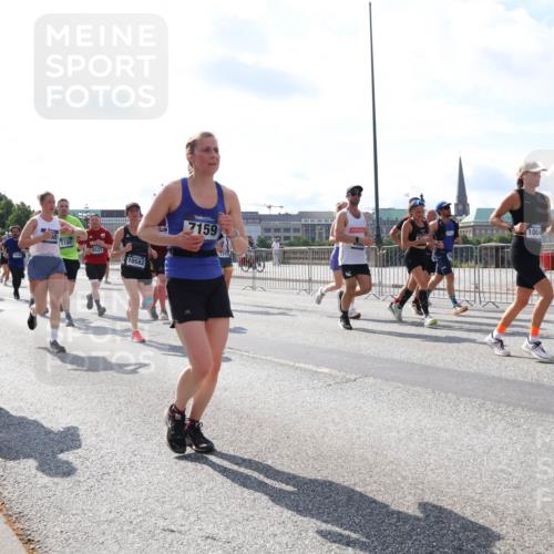 29.06.2025 - hella hamburg halbmarathon Lena Gebhardt http://msf.ph/oto/8328111 29.06.2025 10:00:18 Lombardsbrücke 9260, 19153, 30, 1180, 8531, 10582, 7159, 1004, 1006, 1019, 1125, 1180, 1239, 1264, 1526, 1544, 1568, 1681, 1834, 1914, 2027, 2086, 2099, 2159, 2236, 2346, 2348, 2364, 2426, 2447, 2582, 2584, 2606, 2652, 2676, 2677, 2730, 2910, 2982, 3042, 3177, 3181, 3319, 3400, 3794, 3836, 3861, 3898, 4013, 4231, 4419, 4579, 4594, 4632, 4767, 4772, 4796, 4813, 4940, 4945, 5015, 5134, 5272, 5341, 5643, 5728, 6082, 6084, 6104, 6174, 6201, 6202, 6220, 6260, 6462, 6470, 6581, 6587 meine-sportfotos.de