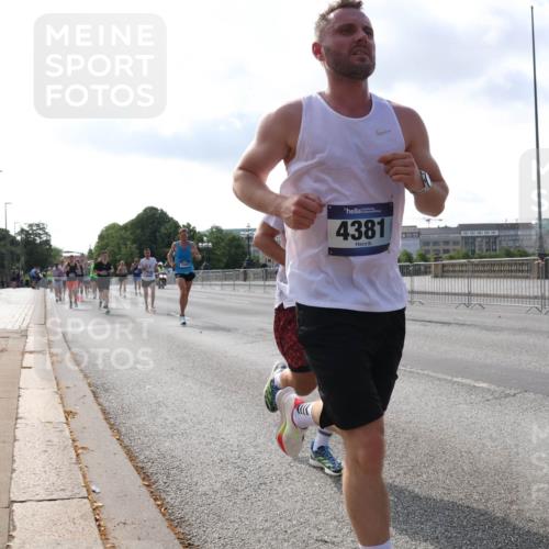 29.06.2025 - hella hamburg halbmarathon Lena Gebhardt http://msf.ph/oto/8328141 29.06.2025 09:48:46 Lombardsbrücke 4381, 1042, 1290, 1505, 1571, 1600, 1710, 2262, 2399, 2797, 3480, 3547, 4062, 4359, 4381, 5003, 5124, 5307, 5554, 5709, 6047, 6993, 7152, 7154, 7310, 7482, 7884, 8002, 8121, 8571, 9403, 9640, 9643, 10190, 10404, 10451, 10738, 10793, 10852, 11106, 11177, 11423, 12044, 12051, 12091, 12488, 12739, 12916, 13137, 13372, 13483, 13755, 13940, 13975, 15931, 15959 meine-sportfotos.de