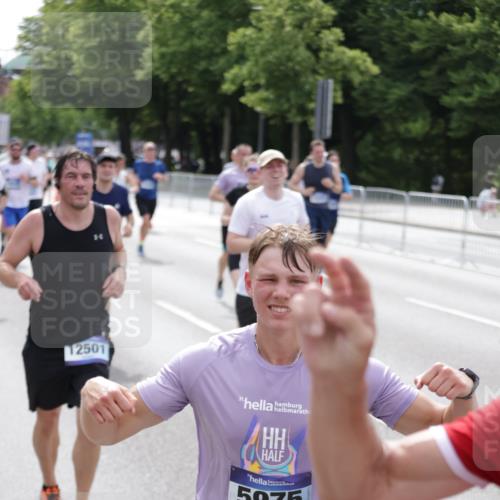 29.06.2025 - hella hamburg halbmarathon Jannik Wohlers http://msf.ph/oto/8328154 29.06.2025 10:40:00 Lombardsbrücke 1018, 1037, 2109, 2515, 2572, 2762, 2763, 3237, 3293, 3295, 3808, 3810, 4271, 4756, 4906, 5059, 5113, 5351, 5352, 5702, 5975, 6076, 6229, 6278, 6280, 6363, 6463, 6673, 6866, 6876, 7108, 7174, 7675, 7850, 8307, 8391, 9000, 9468, 10474, 11176, 11653, 11717, 11970, 11973, 12364, 12444, 12501, 12760, 12981, 13030, 13290, 13410, 13466, 13651, 14341, 14851, 15549, 15927, 15933, 16085, 16681, 16955, 17318, 18101, 18110, 18213, 18353, 18490, 18771, 18946 meine-sportfotos.de