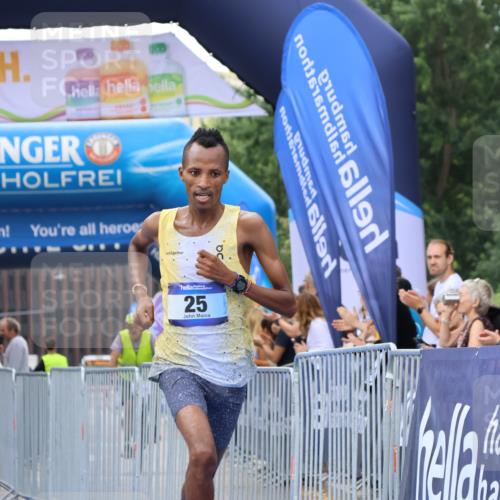 29.06.2025 - hella hamburg halbmarathon Strokosch-Dieckow http://msf.ph/oto/8328165 29.06.2025 10:02:21 Ziel 2, 22, 25 meine-sportfotos.de
