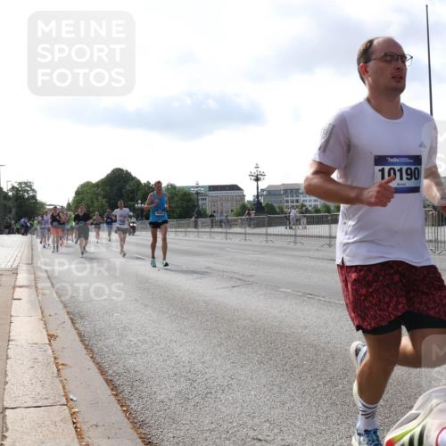 29.06.2025 - hella hamburg halbmarathon Lena Gebhardt http://msf.ph/oto/8328212 29.06.2025 09:48:46 Lombardsbrücke 10190, 1042, 1290, 1505, 1571, 1600, 1710, 2262, 2399, 2797, 3480, 3547, 4062, 4359, 4381, 5003, 5124, 5307, 5554, 5709, 6047, 6993, 7152, 7154, 7310, 7482, 7884, 8002, 8121, 8571, 9403, 9640, 9643, 10190, 10404, 10451, 10738, 10793, 10852, 11106, 11177, 11423, 12044, 12051, 12091, 12488, 12739, 12916, 13137, 13372, 13483, 13755, 13940, 13975, 15931, 15959 meine-sportfotos.de