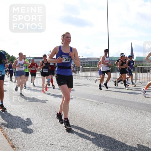29.06.2025 - hella hamburg halbmarathon Lena Gebhardt http://msf.ph/oto/8328263 29.06.2025 10:00:19 Lombardsbrücke 9260, 19153, 5260, 180, 53, 10582, 5728, 159, 1004, 1006, 1019, 1125, 1180, 1239, 1264, 1526, 1544, 1568, 1681, 1834, 1914, 2027, 2086, 2099, 2159, 2236, 2346, 2348, 2364, 2426, 2447, 2582, 2584, 2606, 2652, 2676, 2677, 2730, 2910, 2982, 3042, 3177, 3181, 3319, 3400, 3794, 3836, 3861, 3898, 4013, 4231, 4419, 4579, 4594, 4632, 4767, 4772, 4796, 4813, 4940, 4945, 5272, 5341, 5643, 5728, 6082, 6084, 6104, 6174, 6201, 6202, 6220, 6260, 6462, 6470, 6581, 6587 meine-sportfotos.de