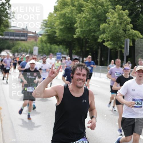 29.06.2025 - hella hamburg halbmarathon Jannik Wohlers http://msf.ph/oto/8328266 29.06.2025 10:40:01 Lombardsbrücke 1018, 1037, 2109, 2515, 2572, 2762, 2763, 3237, 3293, 3295, 3810, 4271, 4756, 4906, 5059, 5113, 5351, 5352, 5702, 5975, 6076, 6229, 6278, 6280, 6363, 6463, 6673, 6866, 6876, 7108, 7174, 7675, 7850, 8307, 8378, 8391, 8739, 9000, 9468, 10474, 11176, 11653, 11970, 11973, 12364, 12444, 12501, 12760, 12981, 13030, 13290, 13410, 13466, 13651, 14341, 14851, 15549, 15927, 15933, 16085, 16681, 16955, 17318, 17959, 18101, 18110, 18213, 18353, 18490, 18771, 18946 meine-sportfotos.de
