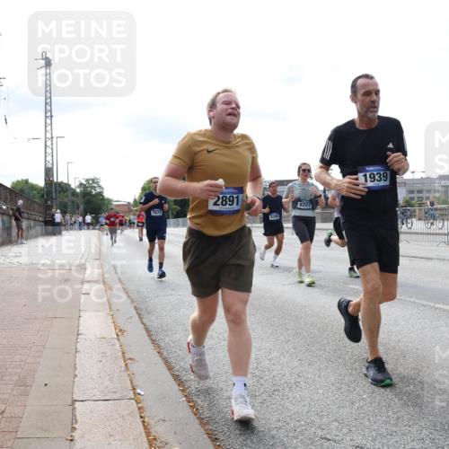 29.06.2025 - hella hamburg halbmarathon Lena Gebhardt http://msf.ph/oto/8328292 29.06.2025 10:13:00 Lombardsbrücke 7873, 2891, 8398, 6207, 1939, 1020, 1051, 1249, 1747, 1785, 1851, 1939, 2531, 2891, 2942, 3182, 3218, 3360, 3728, 4532, 5150, 6207, 6489, 7014, 7873, 7907, 8398, 8405, 8913, 8917, 8971, 9141, 10067, 10402, 11025, 11720, 12456, 13566, 13816, 14404, 14540, 14869, 15012, 15369, 15531, 16030, 16255, 16323, 16437, 16473, 16826, 16911, 17061, 17699, 17988, 17994, 18048, 18178, 18320, 18493, 18530, 18732 meine-sportfotos.de