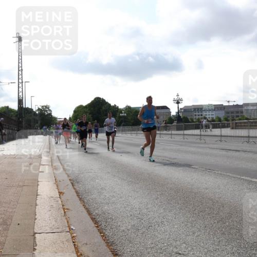 29.06.2025 - hella hamburg halbmarathon Lena Gebhardt http://msf.ph/oto/8328302 29.06.2025 09:48:47 Lombardsbrücke 1042, 1290, 1505, 1571, 1600, 1710, 2262, 2399, 2797, 3480, 3547, 4062, 4359, 4381, 5003, 5124, 5307, 5554, 5709, 6047, 6993, 7152, 7154, 7310, 7482, 7743, 7884, 8002, 8121, 8571, 9403, 9640, 9643, 10190, 10404, 10451, 10738, 10793, 10852, 11106, 11177, 11423, 12044, 12051, 12091, 12488, 12739, 12916, 13137, 13372, 13483, 13755, 13940, 13975, 15931 meine-sportfotos.de