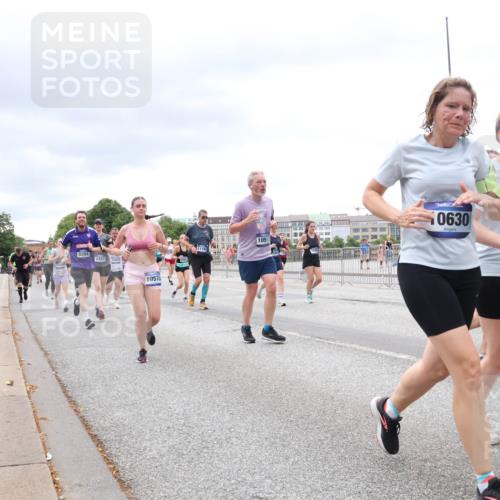 29.06.2025 - hella hamburg halbmarathon Lena Gebhardt http://msf.ph/oto/8328319 29.06.2025 10:57:57 Lombardsbrücke 9394, 2451, 16971, 1057, 1051, 0630, 10629, 1123, 1242, 1248, 1265, 1388, 1643, 2015, 2169, 2273, 2275, 2451, 2567, 2900, 3191, 3385, 3433, 3644, 3750, 3936, 3954, 4059, 4197, 4429, 4521, 4830, 5104, 5117, 5632, 5676, 5736, 5782, 6316, 6337, 6825, 6827, 6857, 6916, 7172, 7193, 7262, 7556, 7720, 7783, 7977, 7990, 8159, 8439, 8440, 8441, 8442, 8474, 8512, 8708, 8713, 8773, 8873, 8888, 9059, 9180, 9233, 9318, 9319, 9394, 9398, 9436, 9481, 9496, 9613, 9832 meine-sportfotos.de