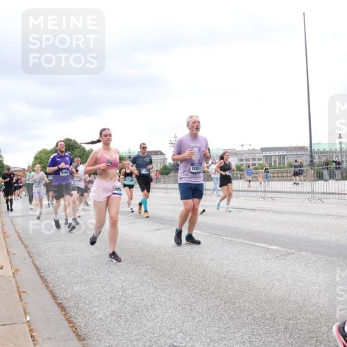 29.06.2025 - hella hamburg halbmarathon Lena Gebhardt http://msf.ph/oto/8328369 29.06.2025 10:57:57 Lombardsbrücke 9394, 105, 10912, 11193, 1051, 1, 1123, 1242, 1248, 1265, 1388, 1643, 2015, 2169, 2273, 2275, 2451, 2567, 2900, 3191, 3385, 3433, 3644, 3750, 3936, 3954, 4059, 4197, 4429, 4521, 4830, 5104, 5117, 5632, 5676, 5736, 5782, 6316, 6337, 6825, 6827, 6857, 6916, 7172, 7193, 7262, 7556, 7720, 7783, 7977, 7990, 8159, 8439, 8440, 8441, 8442, 8474, 8512, 8708, 8713, 8773, 8873, 8888, 9059, 9180, 9233, 9318, 9319, 9394, 9398, 9436, 9481, 9496, 9613, 9832 meine-sportfotos.de