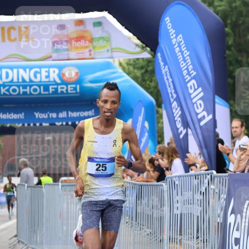 29.06.2025 - hella hamburg halbmarathon Strokosch-Dieckow http://msf.ph/oto/8328379 29.06.2025 10:02:21 Ziel 2, 22, 25 meine-sportfotos.de
