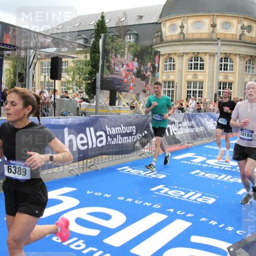 29.06.2025 - hella hamburg halbmarathon Michael Strokosch http://msf.ph/oto/8328397 29.06.2025 10:49:15 Ziel 2013, 4832, 6389, 8112, 9348, 10184, 13450, 15523, 16369, 16414, 16731, 17173, 18598, 18842 meine-sportfotos.de