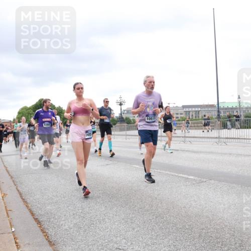 29.06.2025 - hella hamburg halbmarathon Lena Gebhardt http://msf.ph/oto/8328402 29.06.2025 10:57:57 Lombardsbrücke 15800, 9394, 105, 1193, 10513, 1123, 1242, 1248, 1265, 1388, 1643, 2015, 2169, 2273, 2275, 2451, 2567, 2900, 3191, 3385, 3433, 3644, 3750, 3936, 3954, 4059, 4197, 4429, 4521, 4830, 5104, 5117, 5632, 5676, 5736, 5782, 6316, 6337, 6825, 6827, 6857, 6916, 7172, 7193, 7262, 7556, 7720, 7783, 7977, 7990, 8159, 8439, 8440, 8441, 8442, 8474, 8512, 8708, 8713, 8773, 8873, 8888, 9059, 9180, 9233, 9318, 9319, 9394, 9398, 9436, 9481, 9496, 9613, 9832 meine-sportfotos.de