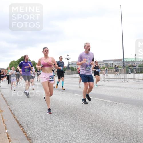 29.06.2025 - hella hamburg halbmarathon Lena Gebhardt http://msf.ph/oto/8328431 29.06.2025 10:57:57 Lombardsbrücke 9394, 1051, 10513, 1123, 1242, 1248, 1265, 1388, 1643, 2015, 2169, 2273, 2275, 2451, 2567, 2900, 3191, 3385, 3433, 3644, 3750, 3936, 3954, 4059, 4197, 4429, 4521, 4830, 5104, 5117, 5632, 5676, 5736, 5782, 6316, 6337, 6825, 6827, 6857, 6916, 7172, 7193, 7262, 7556, 7720, 7783, 7977, 7990, 8159, 8439, 8440, 8441, 8442, 8474, 8512, 8708, 8713, 8773, 8873, 8888, 9059, 9180, 9233, 9318, 9319, 9394, 9398, 9436, 9481, 9496, 9613, 9832 meine-sportfotos.de